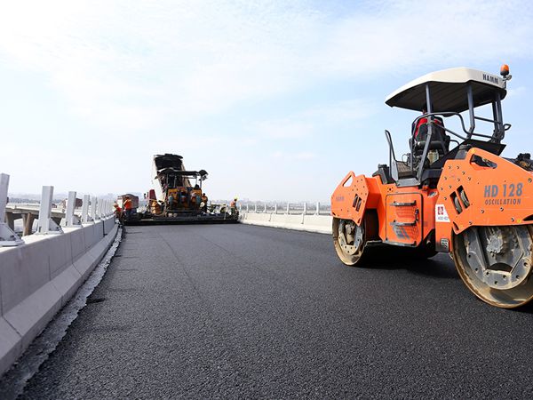 復(fù)合式瀝青路面攤鋪 復(fù)合式瀝青道路.jpg